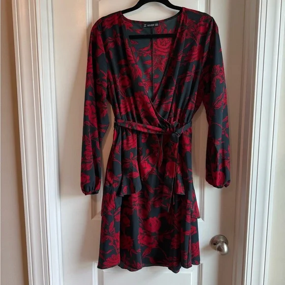 Elegant Red and Black Floral Long Sleeve Dress - Picture 2 of 6